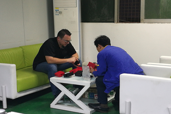 塑膠模具制造廠(chǎng)——用心定制每一款藍(lán)牙耳機(jī)模具